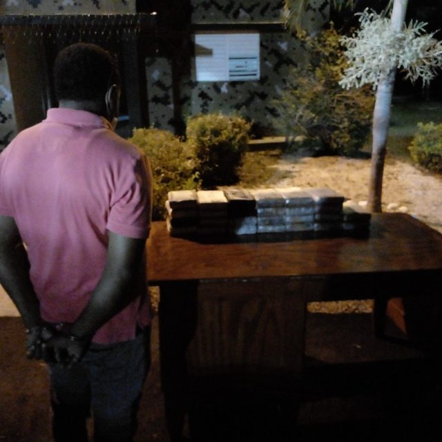 Ocupan 26 paquetes de cocaina y detienen una persona en Barahona Ocupan 26 paquetes de cocaina y detienen una persona en Barahona