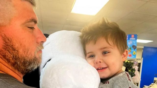 El pequeño Brandon Dahl, de 2 años, despertó a sus padres quienes habían perdido el olfato por el COVID-19 y les alertó del fuego justo a tiempo para poder escapar. Fotos: Nathan Dahl/GoodMorningAmerica El pequeño Brandon Dahl, de 2 años, despertó a sus padres quienes habían perdido el olfato por el COVID-19 y les alertó del fuego justo a tiempo para poder escapar. Fotos: Nathan Dahl/GoodMorningAmerica