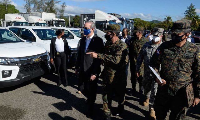 Presidente entrega 36 vehiculos para labores de FFAA
