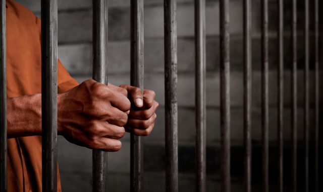 Se fugan tres presos de un cuartel policial en Azua