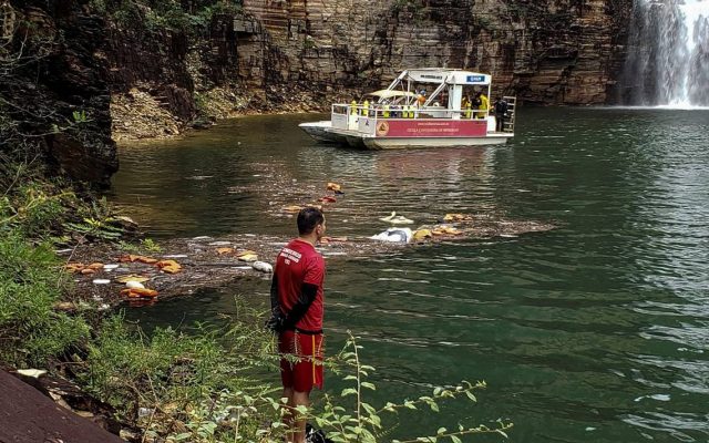 Suben a 10 los muertos tras caer una pared rocosa sobre barcas en Brasil Suben a 10 los muertos tras caer una pared rocosa sobre barcas en Brasil