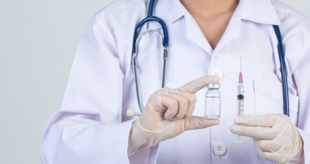 Suspenden a casi 2.000 médicos que trabajaban sin vacunar en Italia Suspenden a casi 2.000 médicos que trabajaban sin vacunar en Italia