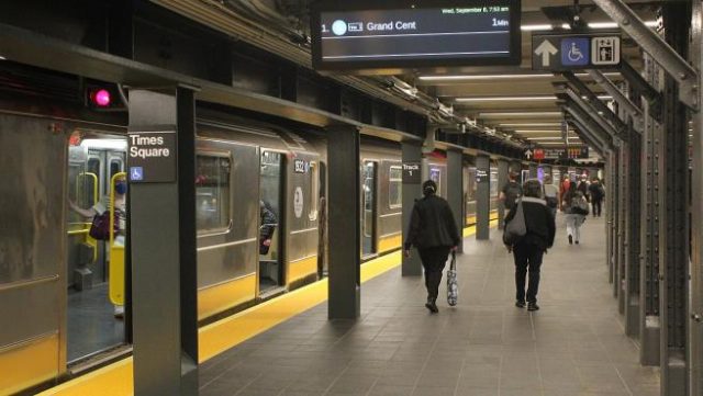 Una mujer muere tras ser empujada a las vías del metro en Times Square
