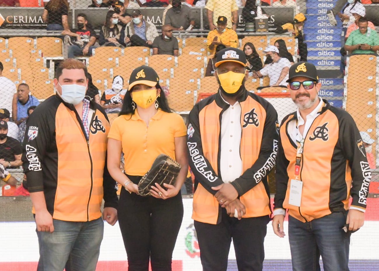 Yeni Berenice y Wilson Camacho lanzan primera bola en partido