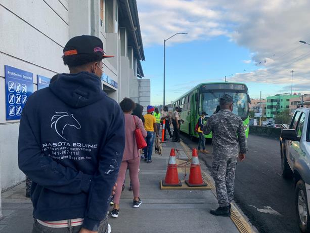 autobuses-de-la-omsa-suben-y-bajan-llenos-mientras-continuan-trabajos-en-estaciones-del-metro