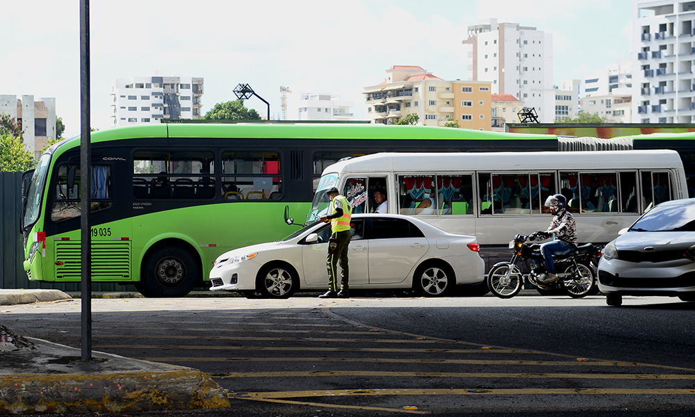 1644046659 265 Agentes Digesett tirados a las calles detras de los infractores