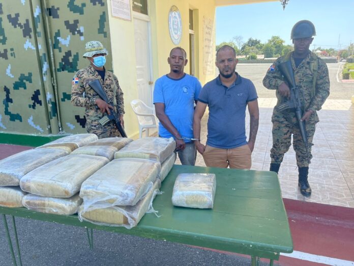 El Ejército detiene dos personas con 133.5 libras de marihuana El Ejército detiene dos personas con 133.5 libras de marihuana en Azua