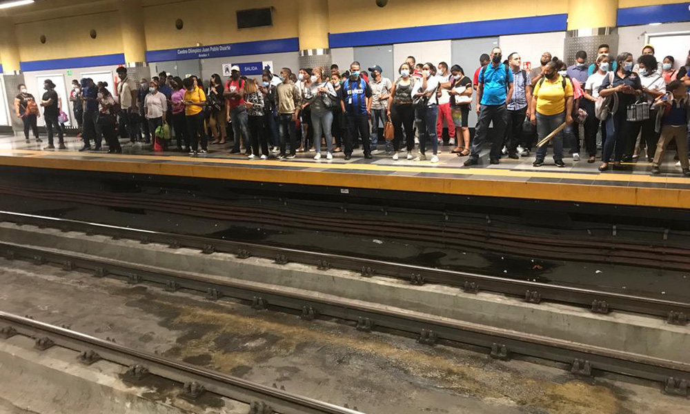 1645265365 731 Se apinan en el Metro pero usan mascarilla