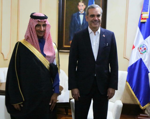 Abinader recibe en su despacho al ministro de Turismo de