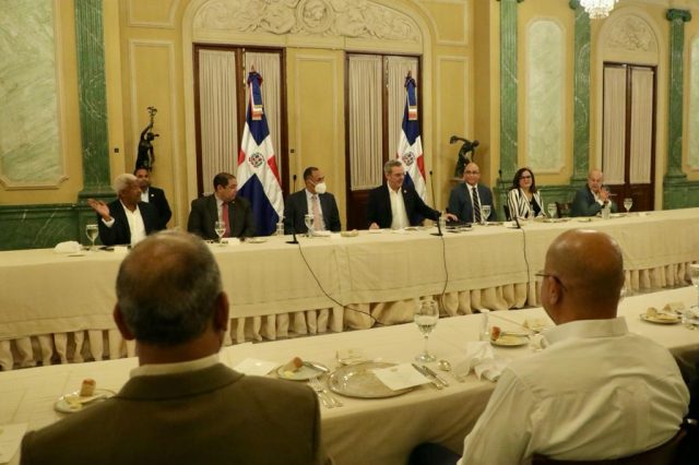 Abinader se reúne con dueños de compañías de cables del país Abinader se reúne con dueños de compañías de cables del país