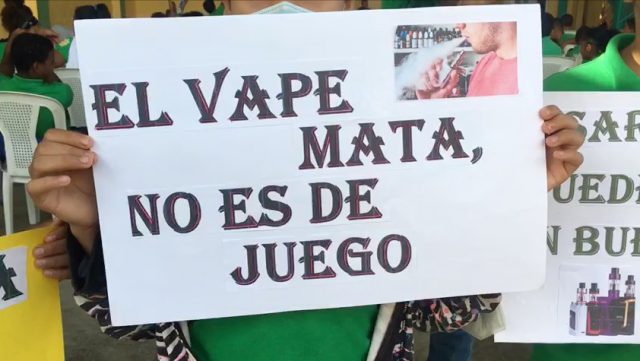 Alertan ante peligro de ninos que usan vapers