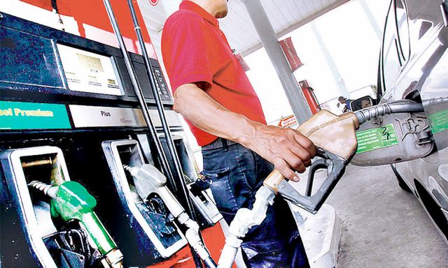 Economistas aseguran congelar combustibles beneficia mas a los ricos