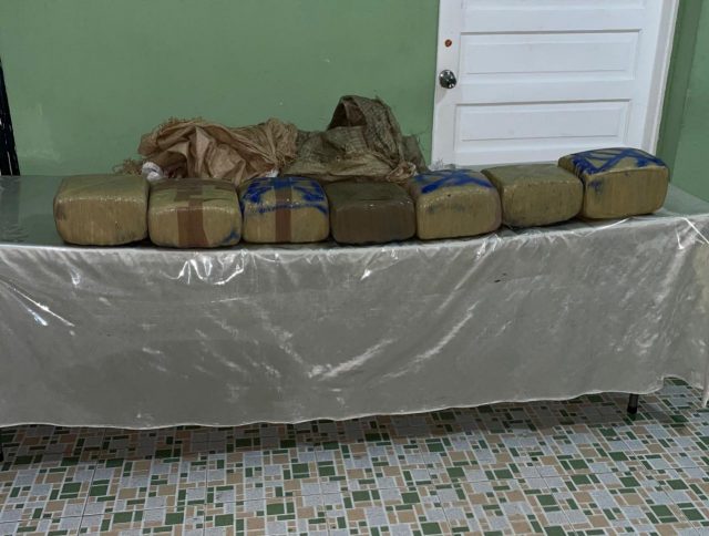 El Ejército detienen tres personas con siete pacas de marihuana El Ejército detienen tres personas con siete pacas de marihuana