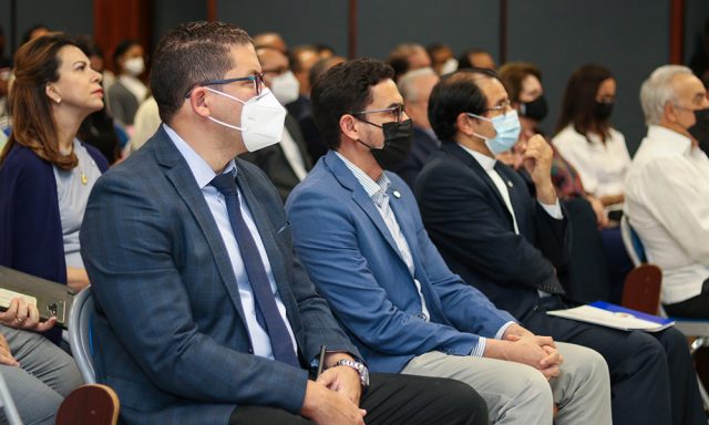 Encuentro entre empresarios y becarios