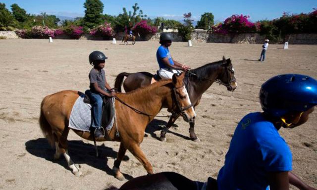 Hipica para alejar ninos de las bandas en Haiti