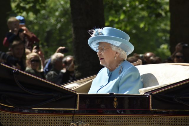 ebacfa5f-0221-4b17-8f19-57aedaa7e6d3 La reina Isabel II de 95 anos positivo por covid 19