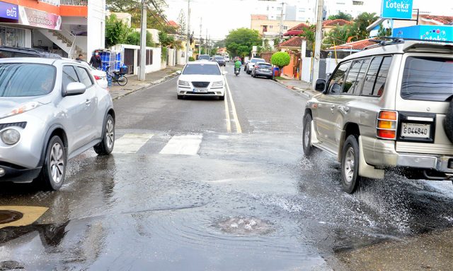 Lluvias danan calles y afectan puentes
