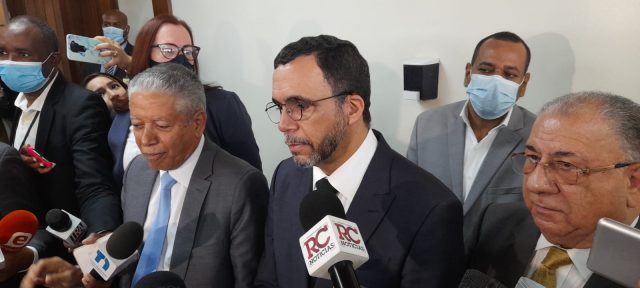 Partidos de oposición denuncian ante la JCE transfuguismo de alcaldes Partidos de oposición denuncian ante la JCE transfuguismo de alcaldes