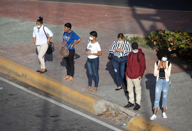 Pocos dominicanos se quitan la mascarilla en primer día sin obligatoriedad Pocos dominicanos se quitan la mascarilla en primer día sin obligatoriedad