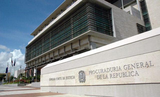 Propone prohibir a los politicos entrar a altas cortes JCE