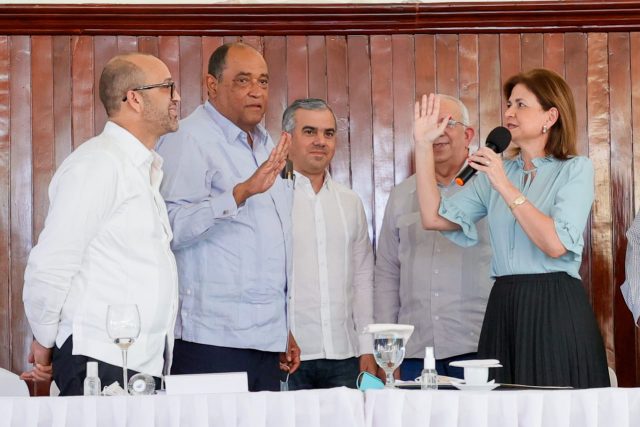 129e2db7-489d-4737-b37d-dc0234d2e73d Raquel Pena juramenta a Luis Bonilla presidente del Plan de Desarrollo