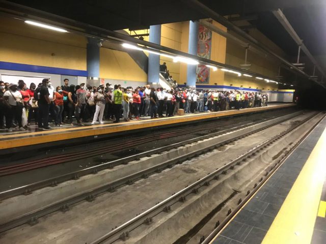 Se apinan en el Metro pero usan mascarilla