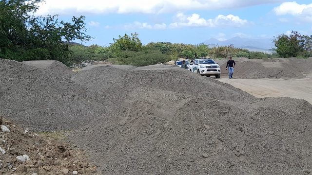 Senpa incauta nueve camiones extraian material en deposito de arena