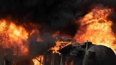 Un accidente de un camión con gasolina provoca gran incendio en NY Un accidente de un camión con gasolina provoca gran incendio en NY