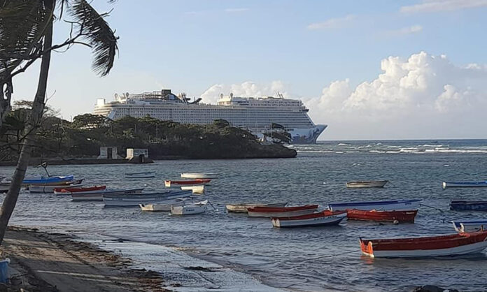 Crucero encalla cuando pretendía salir del malecón de Puerto Plata