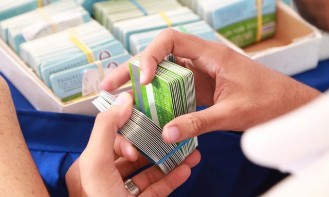 Avanza la reposicion de tarjetas de subsidios sociales
