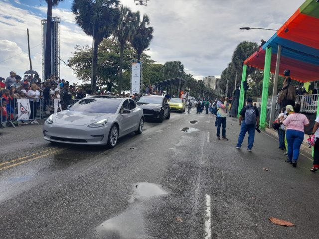 Con una caravana de vehículos del fabricante Tesla comenzó el espectáculo cultural de la dominicanidad. Con una caravana de vehículos del fabricante Tesla comenzó el espectáculo cultural de la dominicanidad.