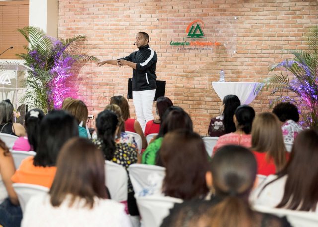Conmemoración Día Internacional de la Mujer: ¨Diviértete Mujer¨ con Liondy Ozoria