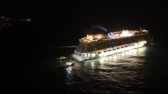 Crucero con 4,841personas a bordo sigue encallado en Puerto Plata Crucero con 4,841personas a bordo sigue encallado en Puerto Plata FOTO: Beethoven video game