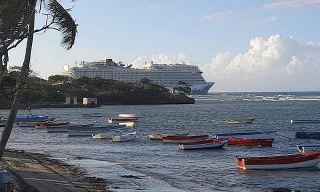 Crucero encalla cuando pretendia salir del malecon de Puerto Plata