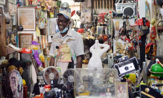 Jose Ramon vende en una casa en la Zona Colonial