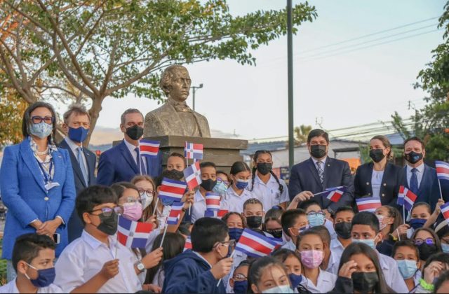 El presidente Abinader estuvo acompañado de los ministros Roberto Álvarez, de Relaciones Exteriores; José Manuel -Jochi- Vicente, de Hacienda; Víctor –Ito- Bisonó, de Industria y Comercio, la embajadora Mayerlyn Cordero Díaz y funcionarios de la Embajada de la República Dominicana en Costa Rica. El presidente Abinader estuvo acompañado de los ministros Roberto Álvarez, de Relaciones Exteriores; José Manuel -Jochi- Vicente, de Hacienda; Víctor –Ito- Bisonó, de Industria y Comercio, la embajadora Mayerlyn Cordero Díaz y funcionarios de la Embajada de la República Dominicana en Costa Rica.