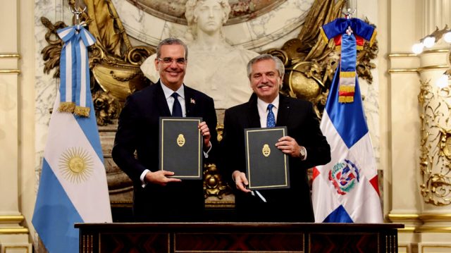 Presidentes de RD y Argentina firman acuerdos