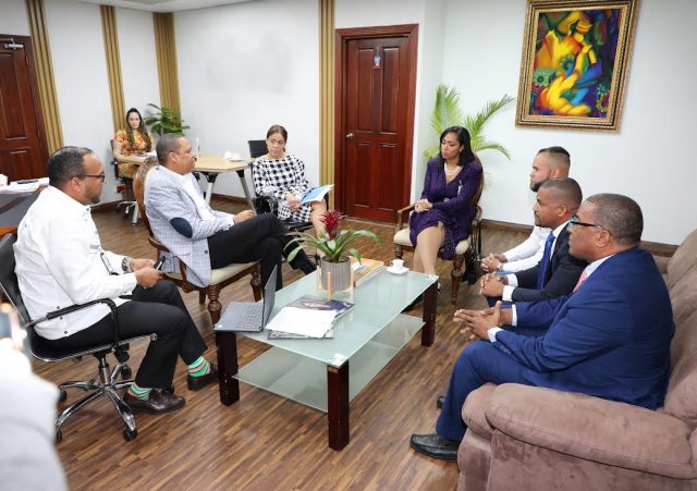 Alcántara recibió la visita en las instalaciones de Pro Consumidor de la propietaria del establecimiento, Mallely Beltré, quien se comprometió a corregir todas las inconformidades