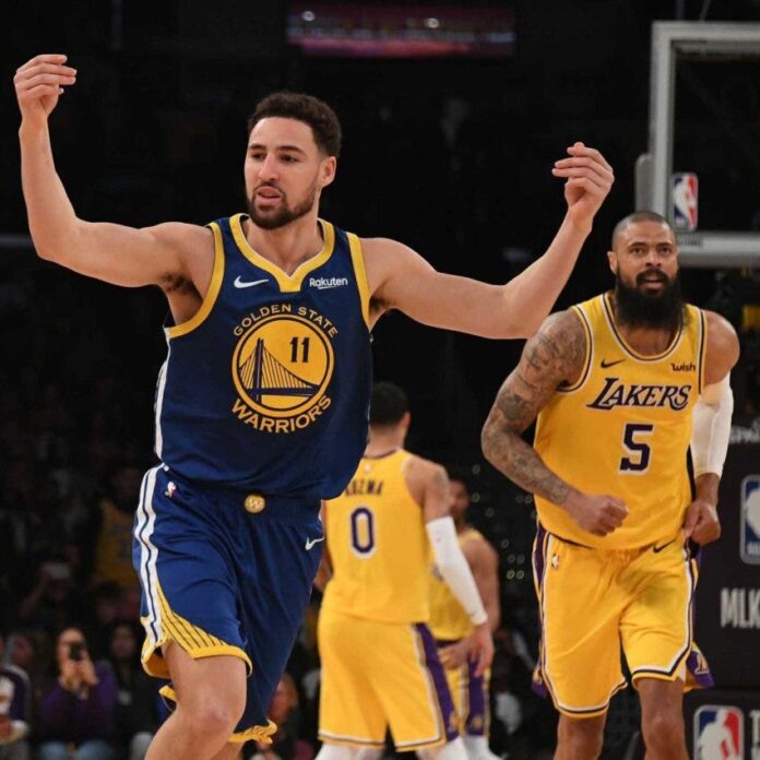 Klay Thompson estaba completamente en llamas, incendiando el Staples Center con su toque de tiro abrasador. 
