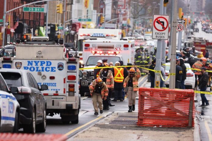 Nueva York (Estados Unidos), 04/12/2022.- Funcionarios del Departamento de Policía y Bomberos de la ciudad de Nueva York en la escena de un tiroteo múltiple reportado en una estación de metro de la ciudad de Nueva York en el distrito de Brooklyn de Nueva York, Nueva York, EE. UU., 12 de abril de 2022. (Incendio, Estados Unidos, Nueva York) EFE/EPA/JUSTIN LANE