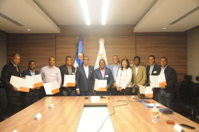 MOPC entrega recursos para reconstruir caminos vecinales en San Juan y Barahona