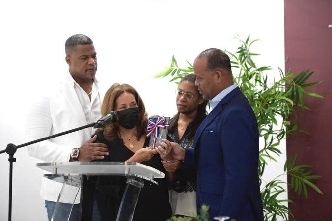 1650934239 315 TC entrega version Gala por la Constitucion 2019 a familiares
