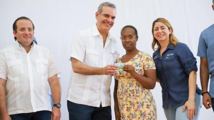 Abinader supervisa entrega de 6 mil nuevas tarjetas Supérate