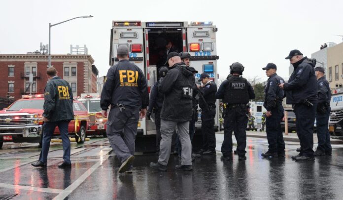 Al menos 5 heridos en tiroteo en estación de metro en Brooklyn, NY