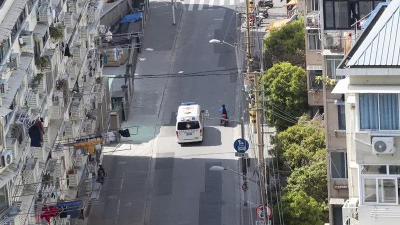 China La desesperacion por estricto confinamiento y la falta de