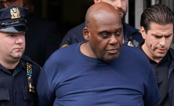 Cinco personas reciben dinero por atrapar a agresor del metro de Nueva York