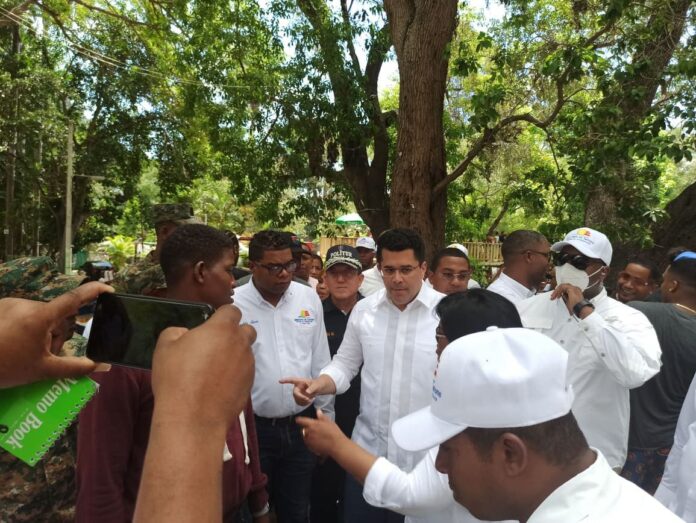 David Collado visita balneario Las Marías, en Neiba