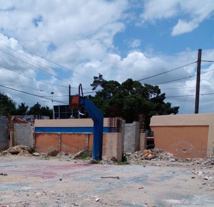 Jóvenes demandan terminación cancha de baloncesto