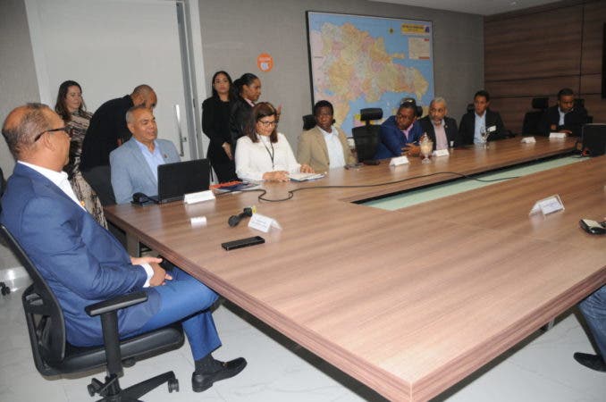 MOPC entrega recursos para reconstruir caminos vecinales en San Juan