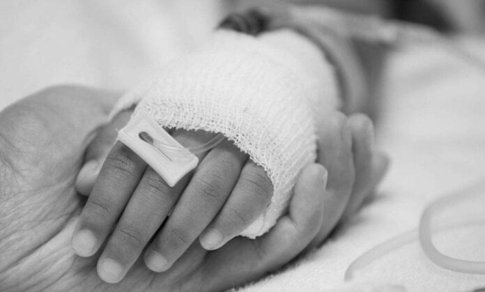 Muere niña que su padre golpeaba por no aprender lecciones de música